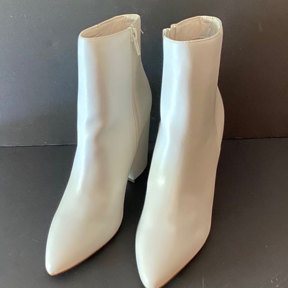 Madden Girl Meeko Block Heel Booties 7.5 M NEW - Picture 2 of 7